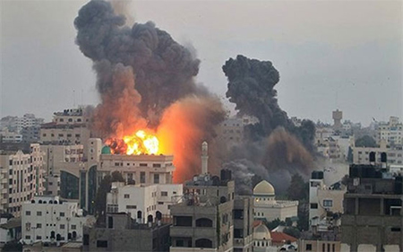 Aviación sionista destruye dos edificios residenciales en Gaza
